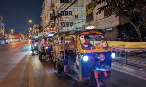 Passeio noturno de Tuk Tuk pelas ruas de Bangkok