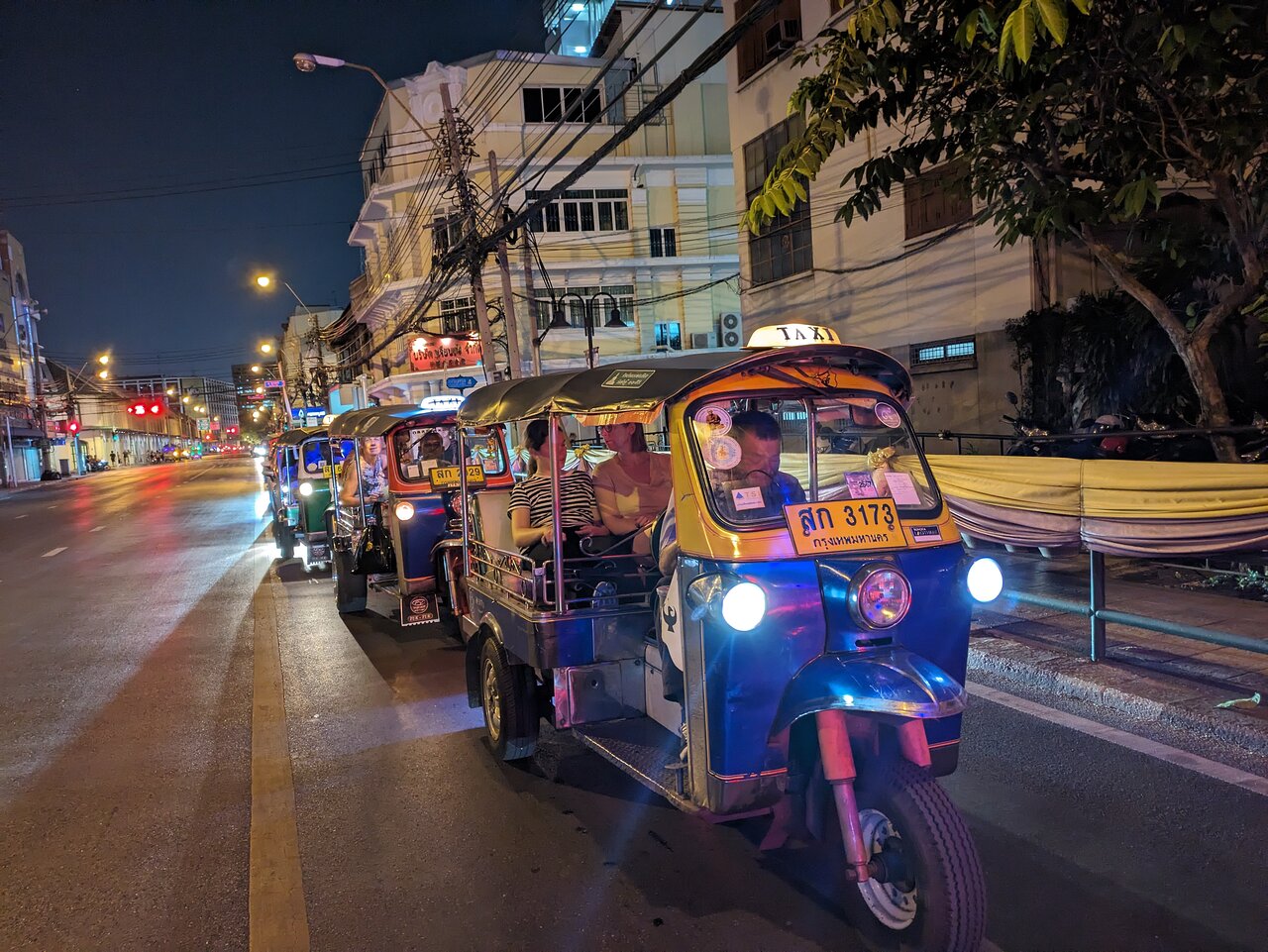 Passeio noturno de Tuk Tuk pelas ruas de Bangkok