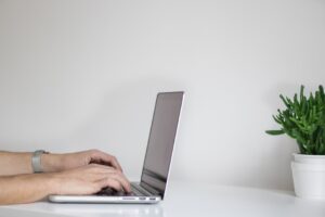Família nômade digital com crianças em viagem, simbolizando o equilíbrio entre educação infantil e exploração cultural com apoio da tecnologia.