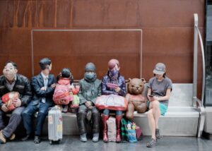 Família viajando junta, simbolizando resiliência e planejamento em situações de voo cancelado durante férias.