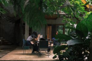 Família utilizando aplicativos em dispositivos móveis para garantir conexão Wi-Fi estável e organizar rotina durante viagem na Ásia