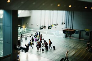 Família em aeroporto conferindo documentos para conexões aéreas, ilustrando o uso do filtro de vistos para viagens internacionais seguras.