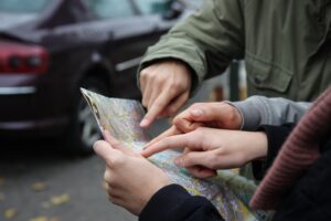 Família planejando viagem com tecnologia de inteligência artificial para rotas otimizadas e seguras em viagens com crianças.
