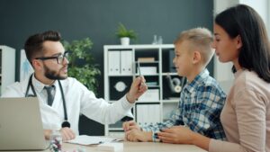 Família em viagem com crianças, destacando a importância do suporte médico pediátrico e infraestrutura segura no hotel escolhido.