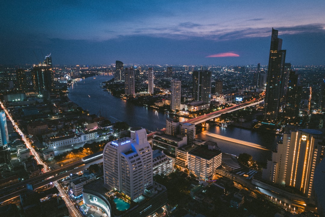 Vista urbana de Bangkok destacando áreas residenciais e infraestrutura ideal para famílias nômades digitais.