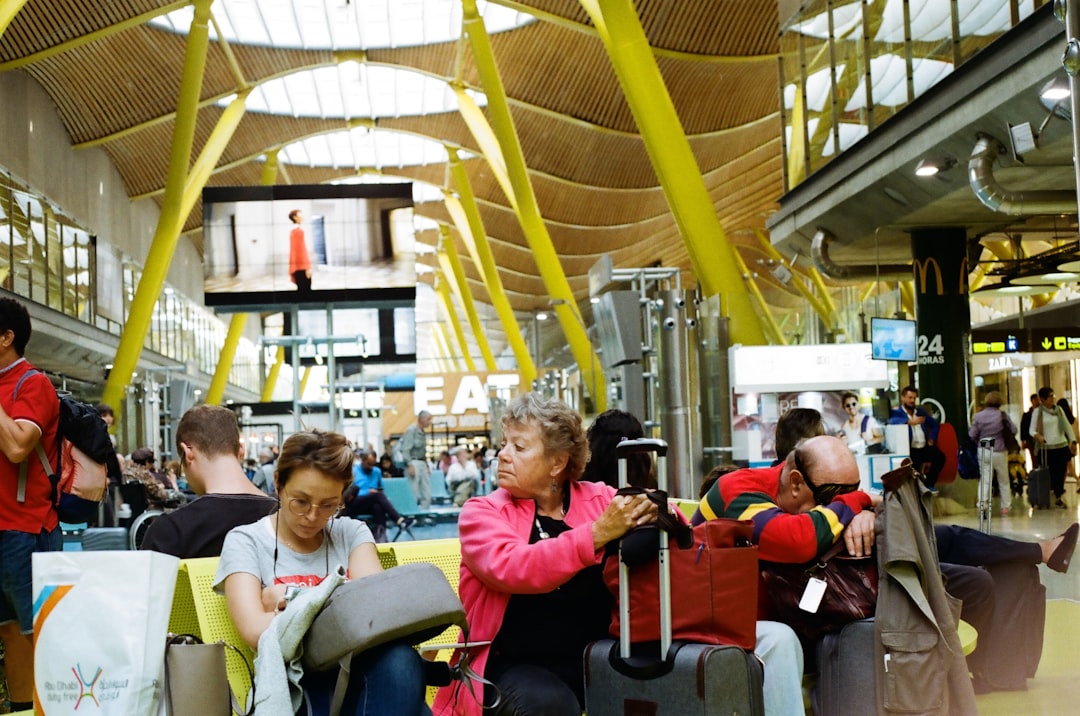Família chegando ao aeroporto com documentos e dispositivos digitais, simbolizando planejamento e tecnologia para desembarque sem perrengues.