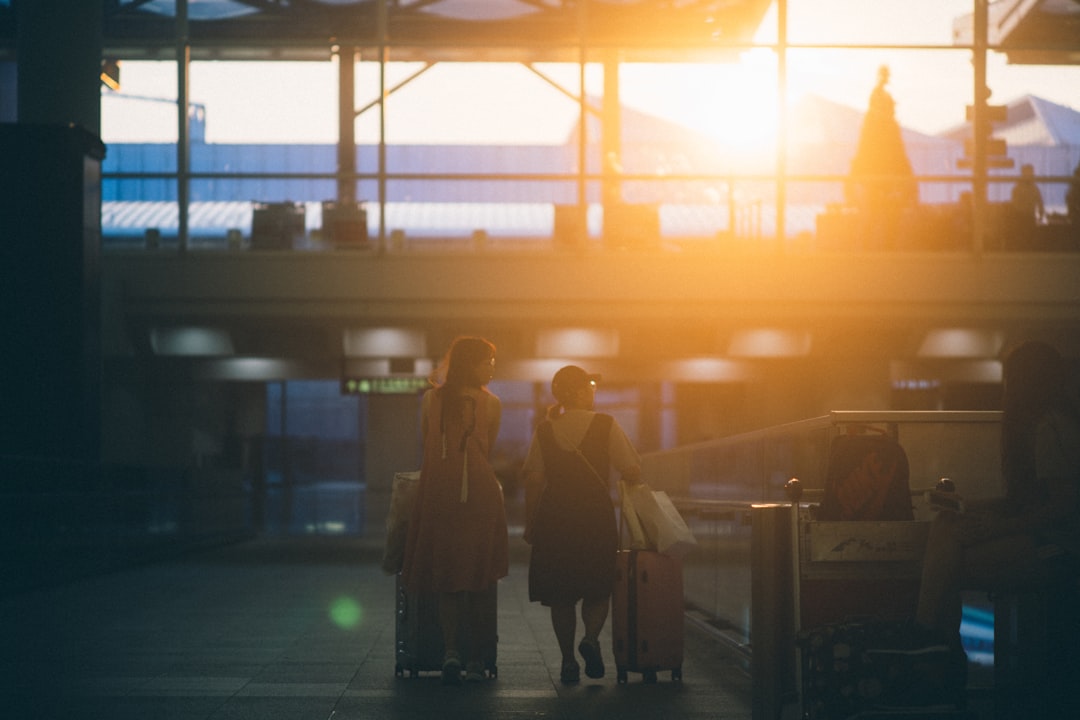 Família explorando um novo destino com crianças, simbolizando a rede de apoio invisível e segura para filhos em viagens.