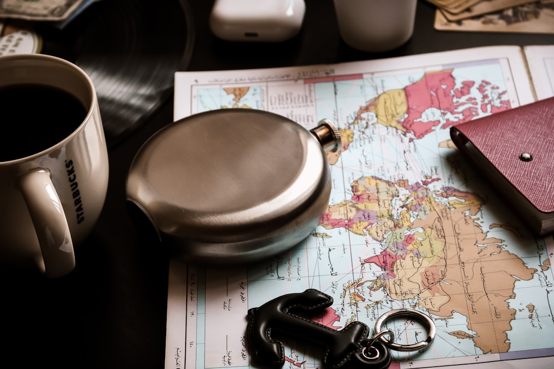 Família utilizando inteligência artificial para planejar roteiro de viagem que integra turismo, trabalho remoto e rotina familiar de forma equilibrada.