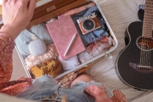Família com crianças planejando viagem juntos, promovendo segurança emocional e reduzindo ansiedade na mudança.