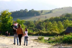 Família nômade digital desfrutando de ambiente seguro e infraestrutura adequada para trabalho remoto e lazer durante viagem.
