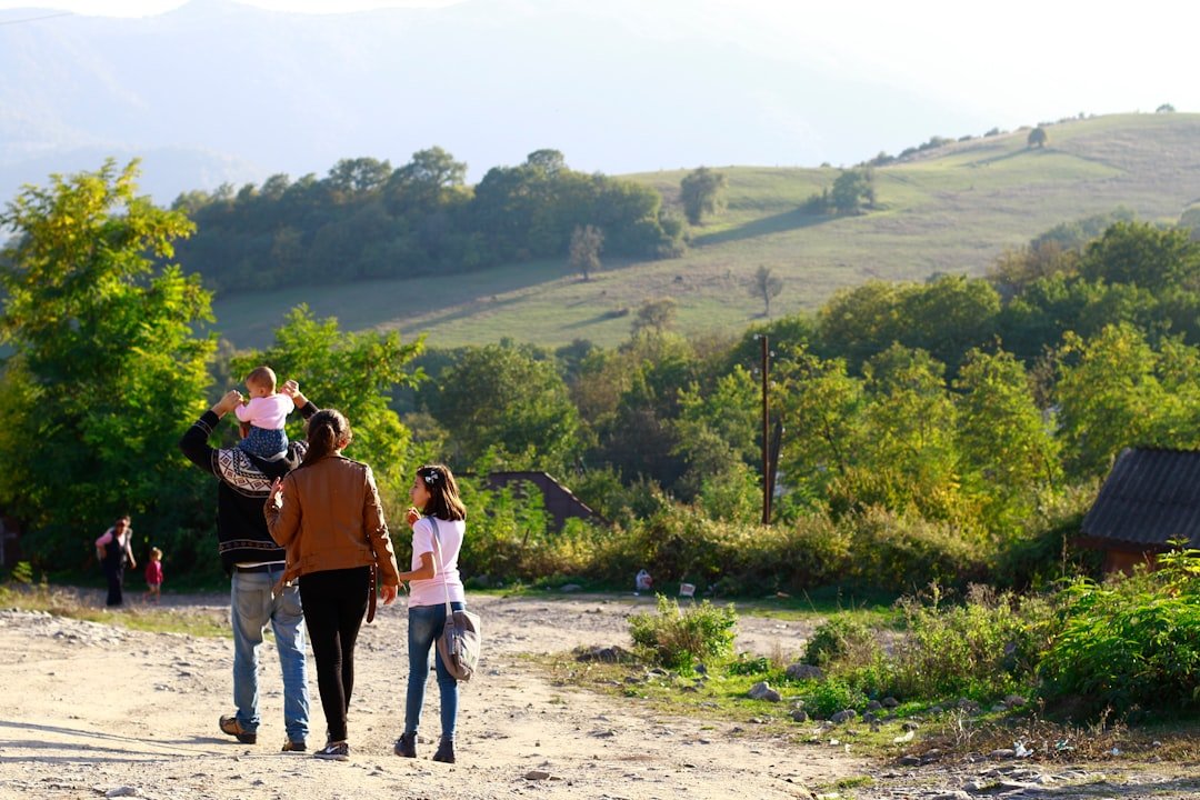 Família nômade digital desfrutando de ambiente seguro e infraestrutura adequada para trabalho remoto e lazer durante viagem.