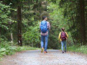Família viajando com crianças, conciliando trabalho remoto e atividades turísticas em ambiente confortável e planejado
