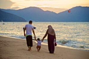 Família nômade digital aproveitando áreas urbanas seguras e infraestrutura familiar em destinos asiáticos como Cingapura, Tailândia e Japão.
