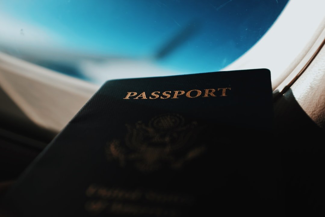 Família planejando viagem com crianças, avaliando passagens e hospedagem para garantir conforto e segurança durante o passeio.