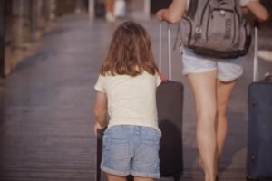 Família planejando viagem com crianças, usando tecnologia para organizar roteiro flexível e seguro, destacando bem-estar e adaptação.