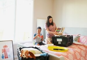 Família em ambiente residencial tranquilo, ilustrando hospedagem ideal para adaptação e conforto no primeiro mês de viagem.