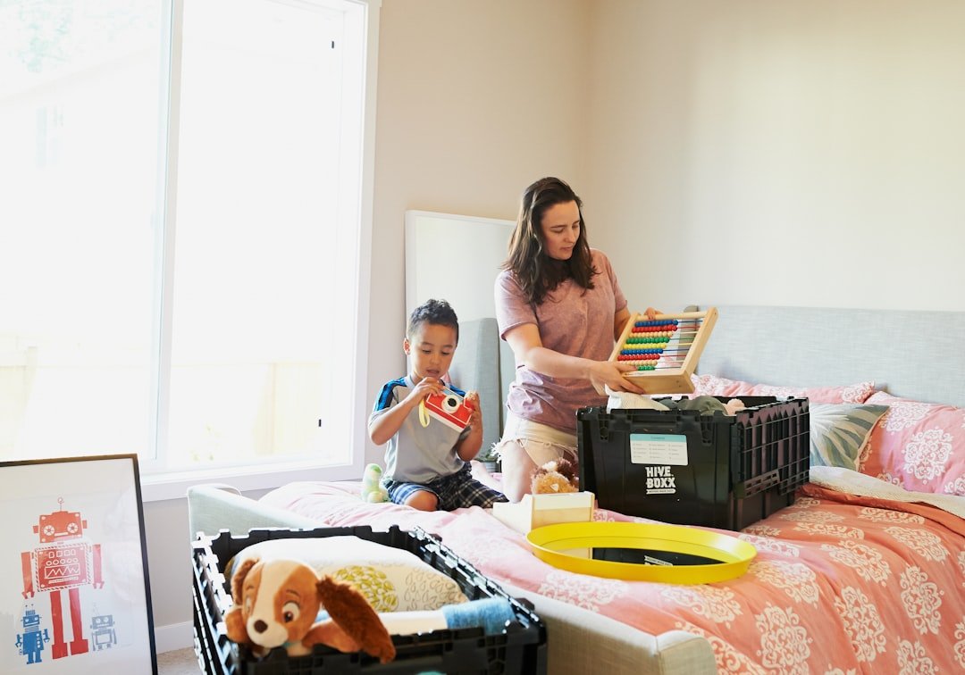 Família em ambiente residencial tranquilo, ilustrando hospedagem ideal para adaptação e conforto no primeiro mês de viagem.