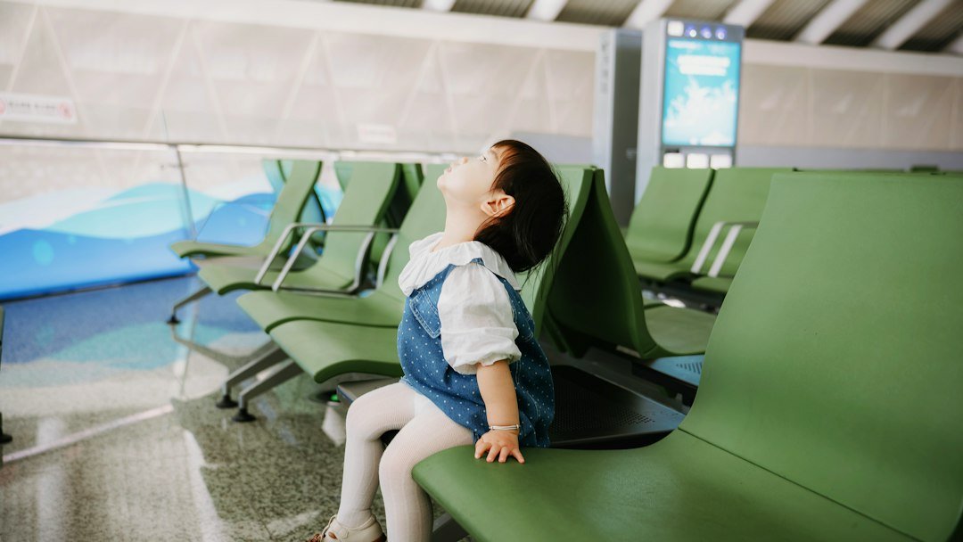 Mapa digital mostrando localização de médicos, farmácias e serviços de emergência para planejamento de viagem em família.