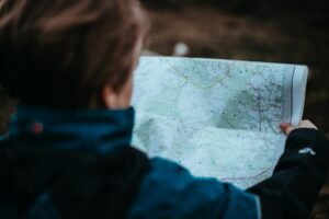 Família viajando com crianças pequenas usando tecnologia para planejar roteiro seguro e otimizado para trabalho remoto e lazer