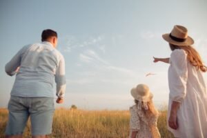 Família planejando viagem com crianças, destacando a importância de informações atualizadas para segurança e conforto em roteiros familiares.