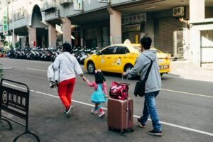Família viajando com crianças, simbolizando planejamento inteligente e seguro com uso de inteligência artificial para segurança pediátrica.