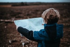 Família nômade digital planejando roteiro de viagem para equilibrar trabalho remoto, educação infantil e segurança durante deslocamentos.