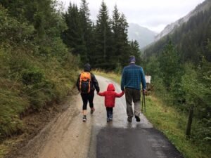 Família nômade com crianças pequenas planejando viagem que integra lazer, trabalho remoto e cuidados de saúde em destinos adequados.