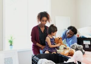 Família nômade digital com crianças planejando viagem, destacando logística, infraestrutura e rotina para trabalho remoto e educação em destinos.