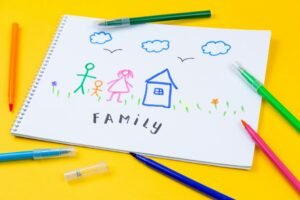 Família nômade digital com crianças estudando em escola alternativa na Tailândia, integrando aprendizado e cultura local.