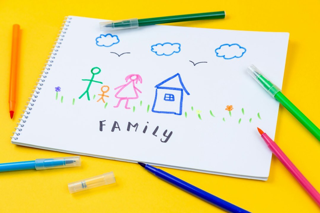 Família nômade digital com crianças estudando em escola alternativa na Tailândia, integrando aprendizado e cultura local.