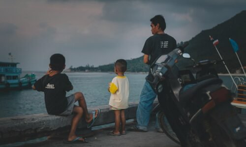 Checklist para adaptar a rotina das crianças em períodos de monções na Tailândia