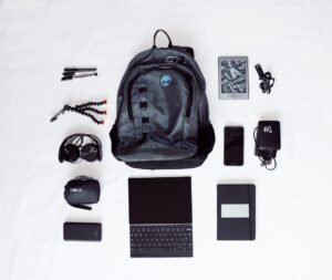 Mochila acolchoada com equipamentos eletrônicos infantis protegidos, ilustrando transporte seguro durante viagens em família.