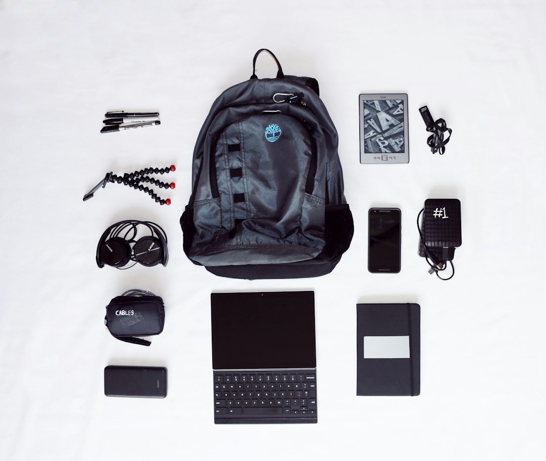 Mochila acolchoada com equipamentos eletrônicos infantis protegidos, ilustrando transporte seguro durante viagens em família.