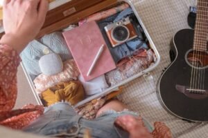 Família discutindo planejamento e expectativas antes de iniciar uma viagem longa, focando em comunicação e organização para conforto e segurança.