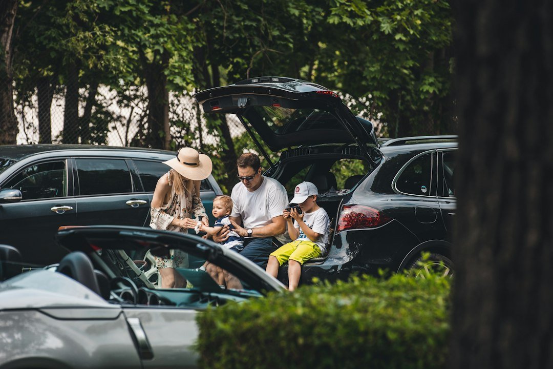 Criança em viagem longa interagindo com atividades offline para evitar cansaço digital e manter o equilíbrio durante o deslocamento familiar.