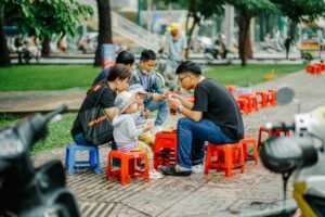 Família viajando pela Ásia com crianças, planejando alimentação segura e nutritiva durante deslocamentos longos.