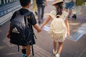 Família viajando na Ásia com crianças pequenas, destacando conforto e planejamento para reduzir tempo em deslocamentos.